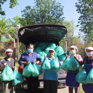 2 mit Freude werden die Transporter beladen.jpeg