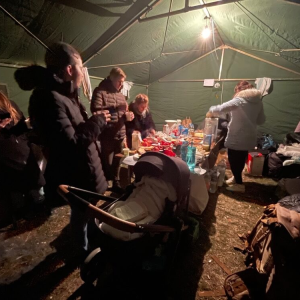 2022-02-27 Flüchtlinge im Zelt.png